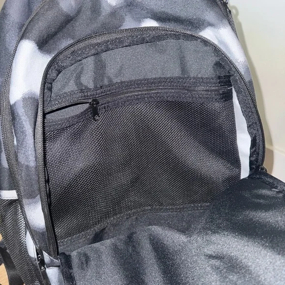 UNISEX Nike,Black and White Men, boys and girls Backpack with detachable strap - Picture 6 of 7